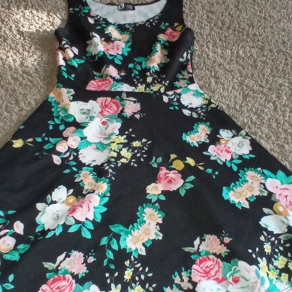 A floral wedding guest dress 👗 - Picture 2 of 3